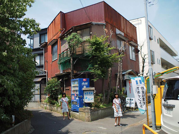 野村浩 展｜もう一人の娘には、手と足の仕草に特徴がある。